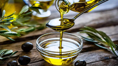 Cum te poate ajuta uleiul de măsline să scapi de căderea părului