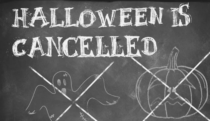 "Halloween este anulat" scris pe o tablă de cretă