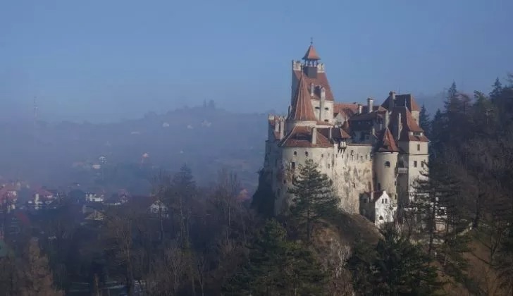 Castelul lui Dracula înconjurat de ceață
