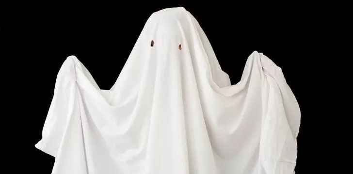 O fantomă făcută dintr-un cearceaf alb