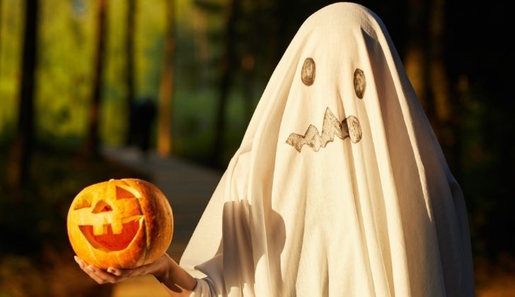 Un costum de Halloween făcut dintr-un cearșaf alb