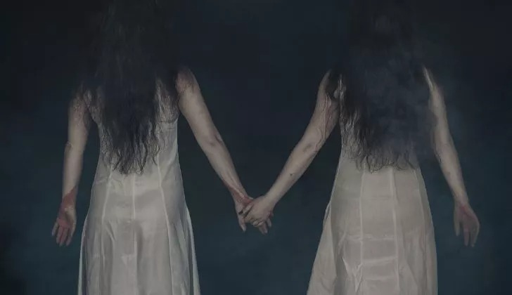 Două fete fantome