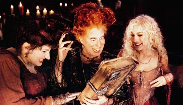 Scena Hocus Pocus cu trei vrăjitoare care se uită la cartea de vrăji