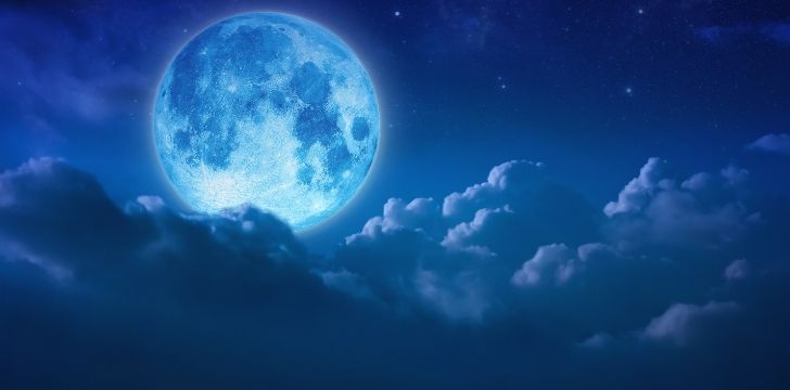O lună albastră care schimbă culoarea întregului cer