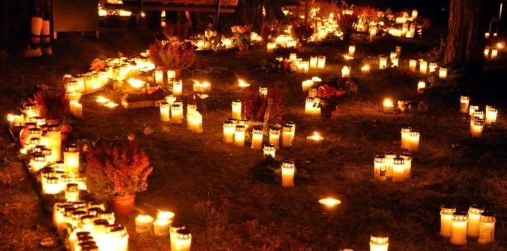 Sărbătorile Seleenwoche arată multe lumânări aprinse