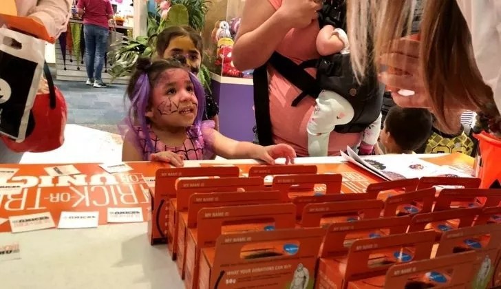 O fetiță căreia Unicef i-a dăruit o cutie de Halloween
