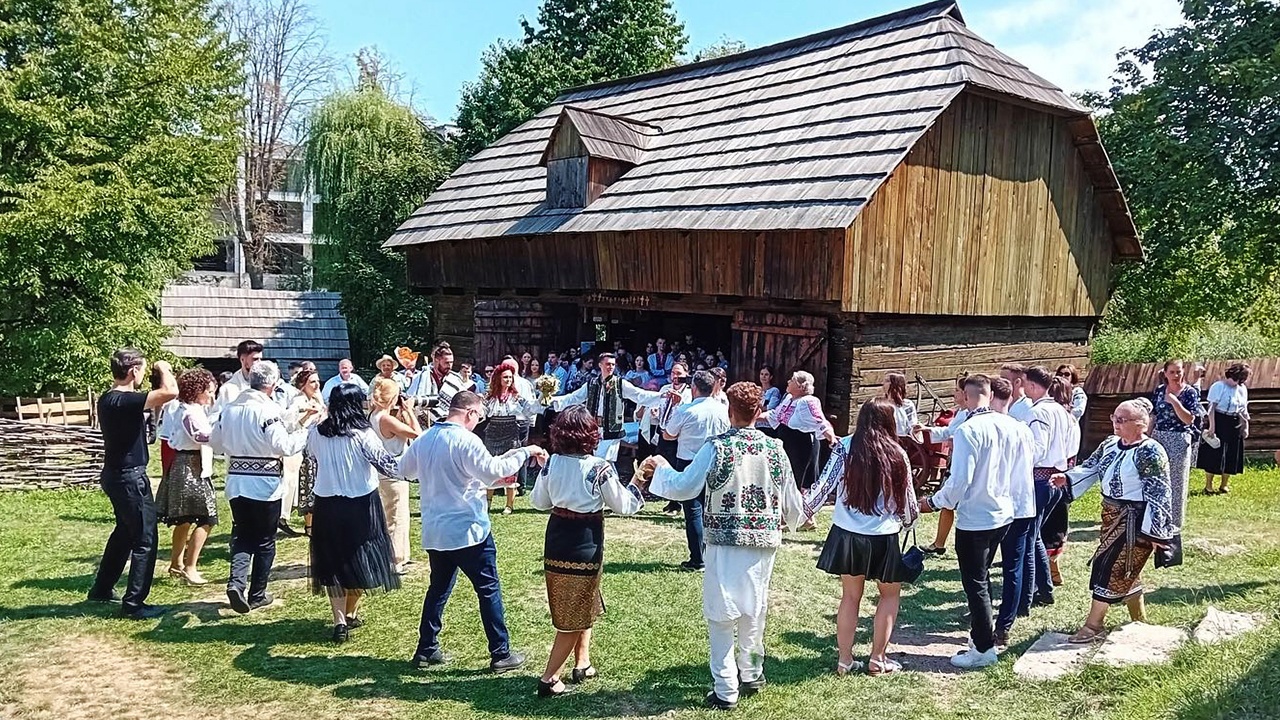 Bucovina: Povestea tradițiilor și obiceiurilor cusute în fiecare tesătură a regiunii