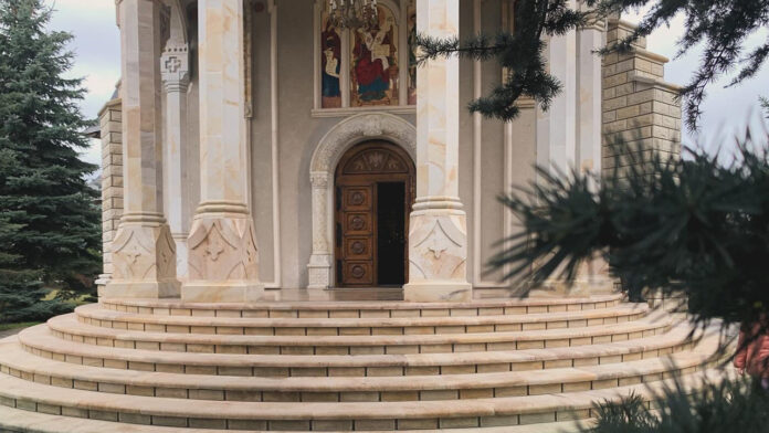 Mănăstirea Camarzani: O Bijuterie Spirituală în Vadul Moldovei