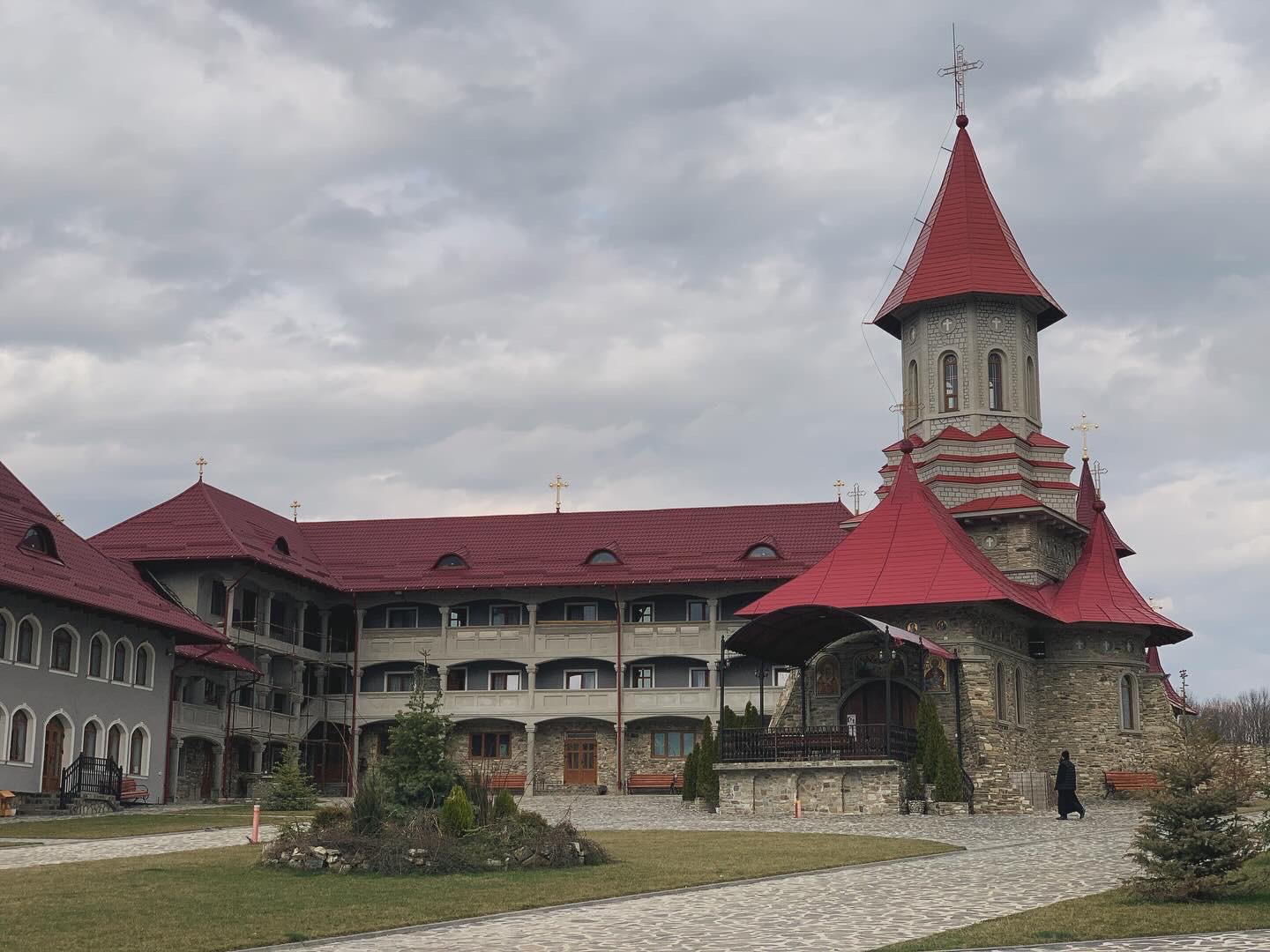 Mănăstirea Sfântul Mina: O Oază de Liniște în satul Roșiori
